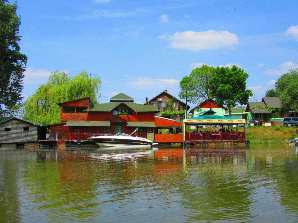 Danube Fairy Villa Futog Buitenkant foto